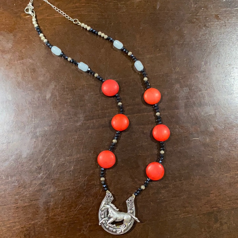 🐎🧲 Stallion Horsehoe beaded necklace 🧲🐎